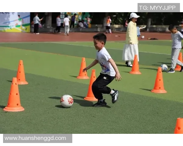 快乐足球在校园一年级小朋友的足球梦想与成长之路